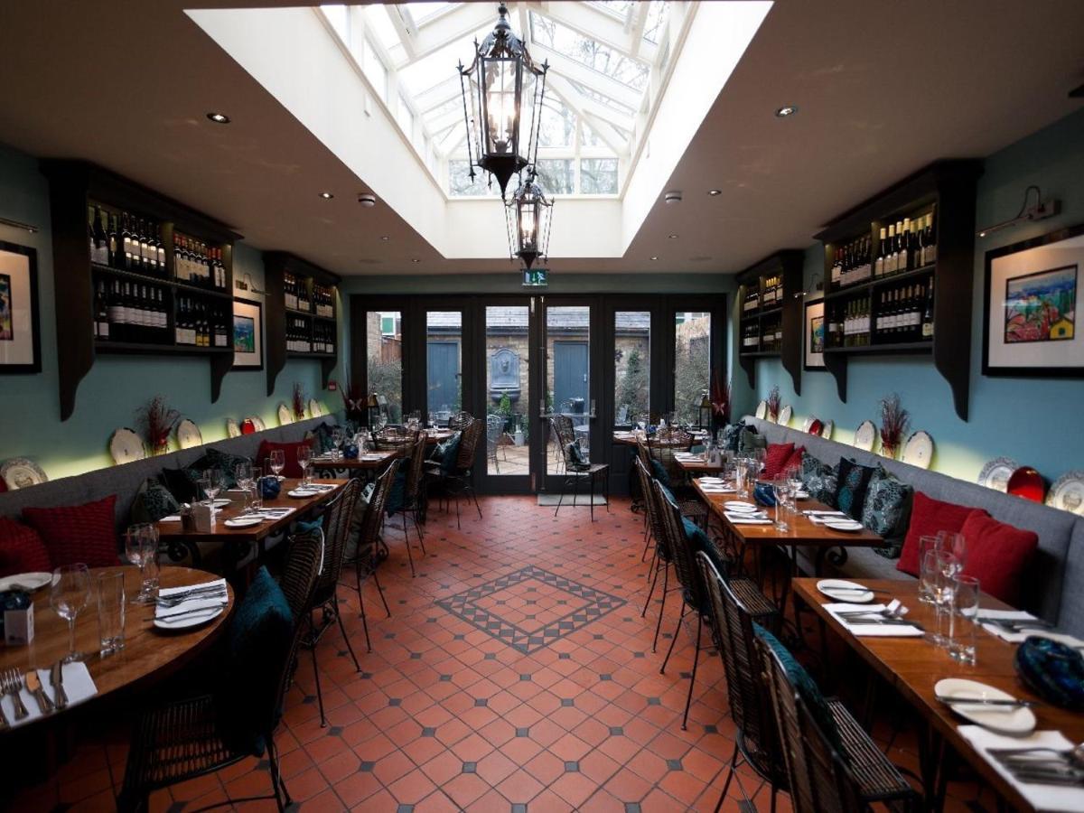 Bed and Breakfast Gilbey'S Bar, Restaurant & Townhouse Windsor Esterno foto