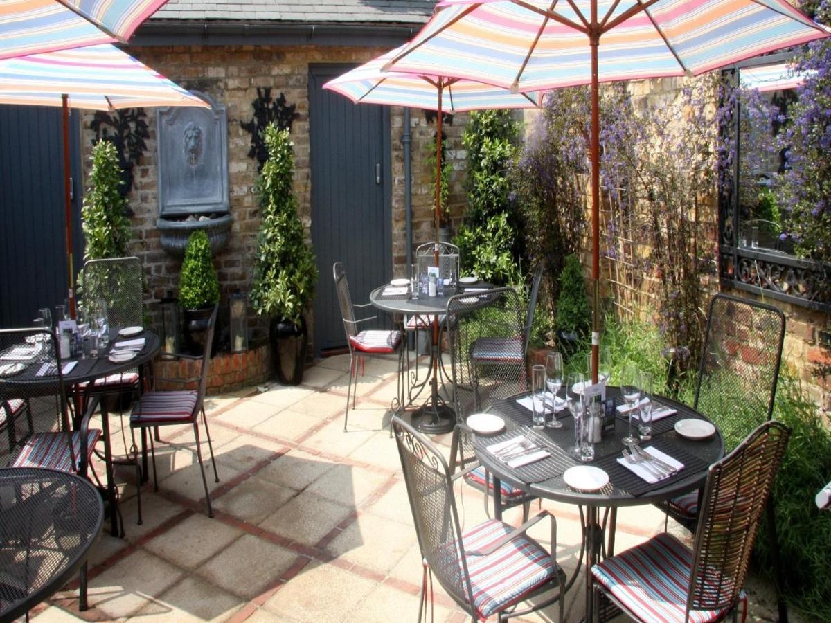 Bed and Breakfast Gilbey'S Bar, Restaurant & Townhouse Windsor Esterno foto