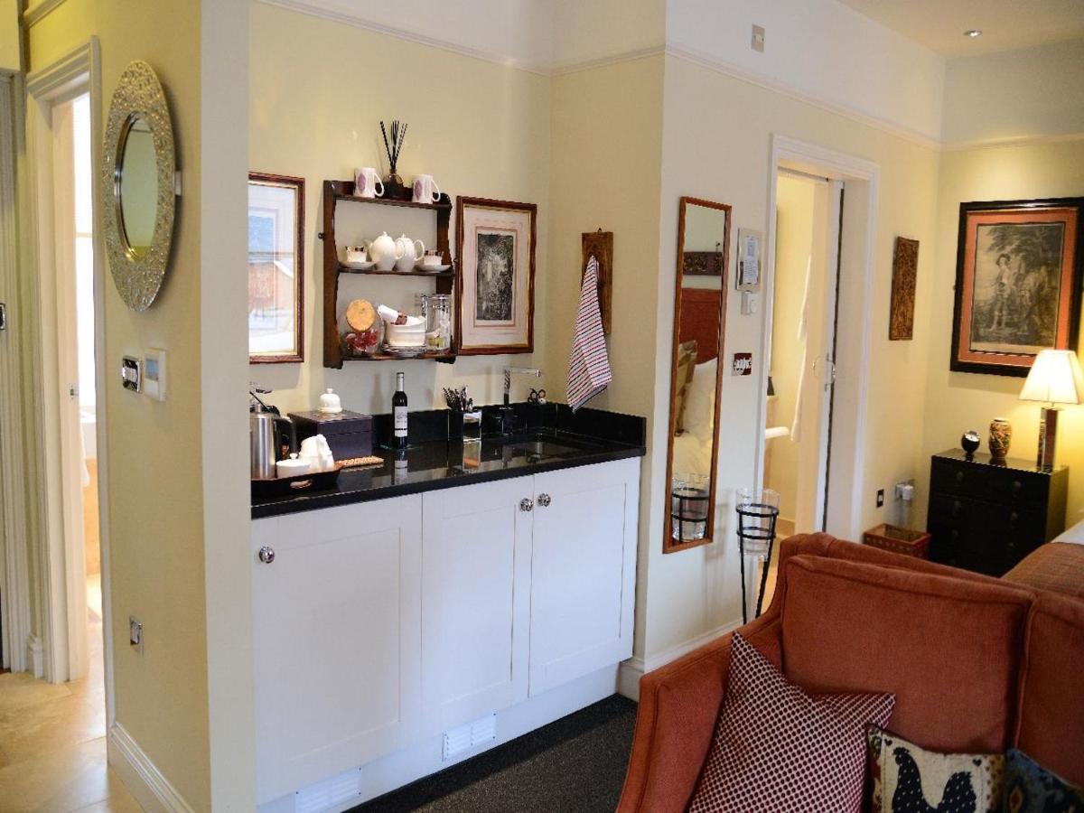 Bed and Breakfast Gilbey'S Bar, Restaurant & Townhouse Windsor Esterno foto