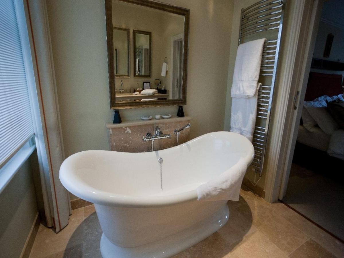 Bed and Breakfast Gilbey'S Bar, Restaurant & Townhouse Windsor Esterno foto