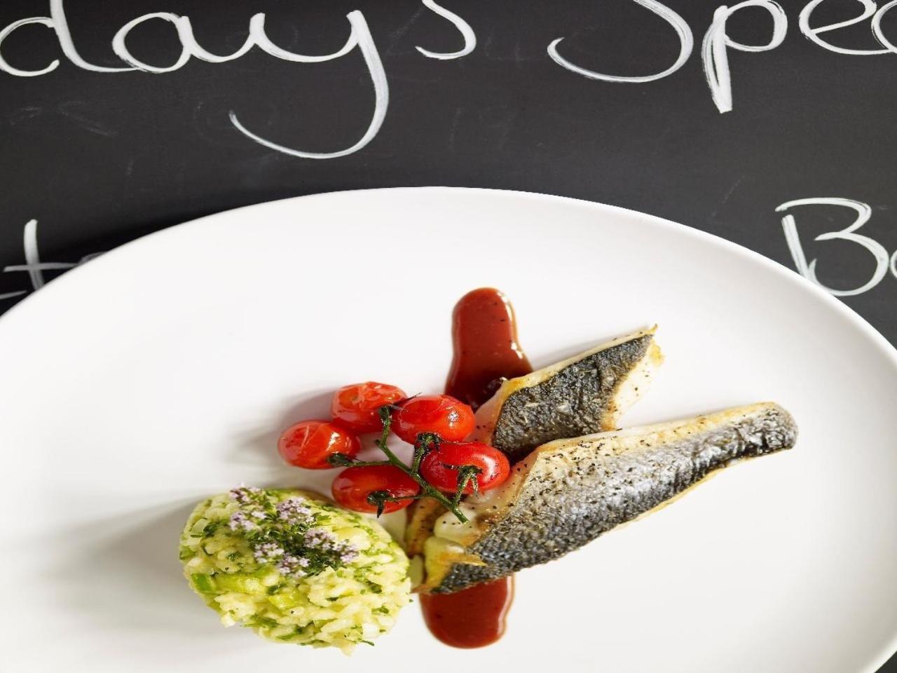 Bed and Breakfast Gilbey'S Bar, Restaurant & Townhouse Windsor Esterno foto